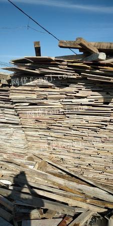 收购常年废木材,工地方木,木板,废铁,毛竹片。